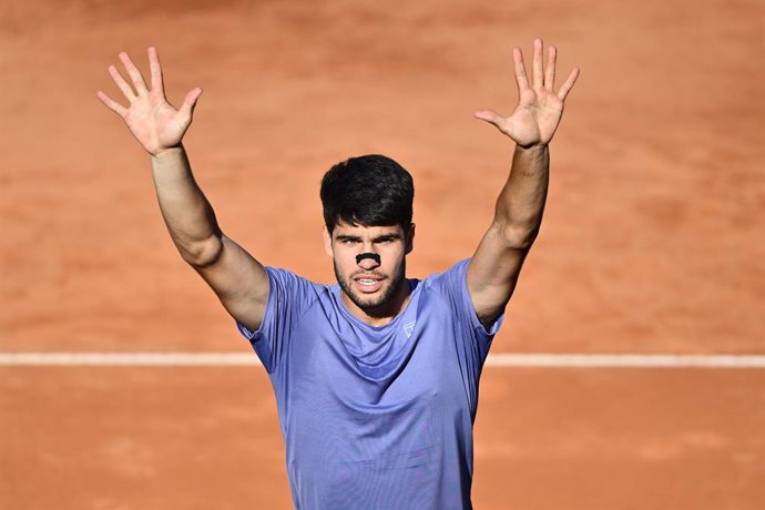 Carlos Alcaraz of Spain celebrates after winning against Lorenzo Musetti of Italy during the Internazionali BNL d'Italia, Masters 1000 tennis tournament on 16 May 2025 at Foro Italico in Rome, Italy - Photo Domenico Cippitelli / LiveMedia / DPPI