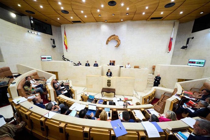 Archivo - Pleno del Parlamento de Cantabria.-ARCHIVO