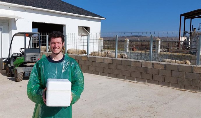 El investigador de la ULE Giulio Galli en las instalaciones del Instituto de Ganadería de Montaña.