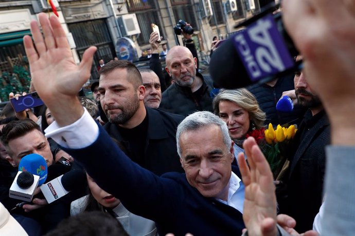 Archivo - BUCHAREST, March 7, 2025  -- Calin Georgescu (Front) waves to supporters after registering his candidacy for presidential election at the Central Electoral Bureau in Bucharest, Romania, on March 7, 2025. Former Romanian presidential election fro
