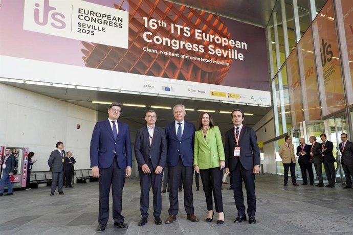 La consejera de Fomento, Articulación del Territorio y Vivienda, Rocío Díaz, acompañada, entre otros, por el alcalde de Sevilla, José Luis Sanz (3i).