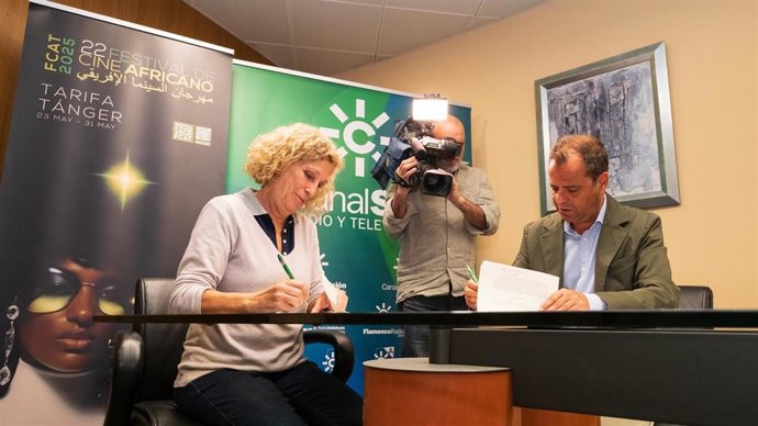 El director de la RTVA, Juande Mellado, y la presidenta del Centro de Divulgación Cultural del Estrecho Al Tarab, María Elena Cisneros, firmando el convenio por el FCAT.