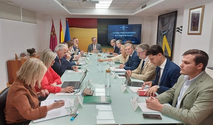 El consejero de Medio Ambiente, Universidades, Investigación y Mar Menor, Juan María Vázquez, preside el primer Consejo Interuniversitario de 2025