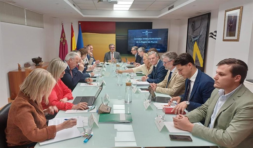 El consejero de Medio Ambiente, Universidades, Investigación y Mar Menor, Juan María Vázquez, preside el primer Consejo Interuniversitario de 2025