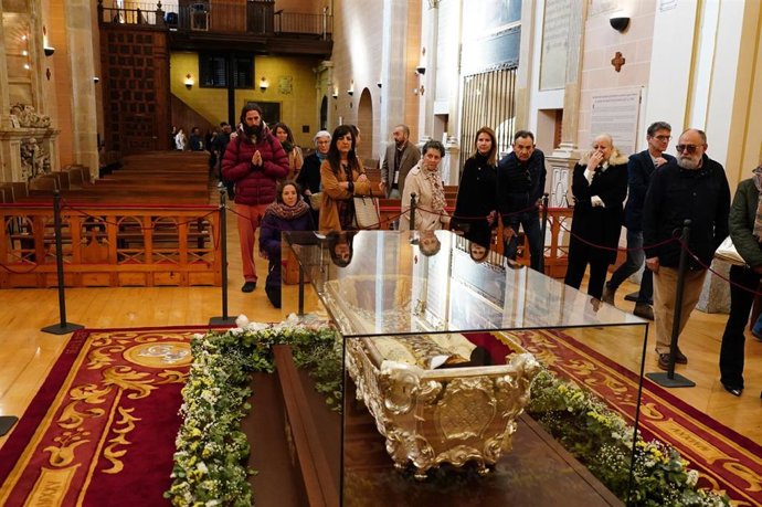Veneración pública del cuerpo de Santa Teresa de Jesús, en el Convento Padres Carmelitas Descalzos, a 11 de mayo de 2025, en Alba de Tormes, Salamanca, Castilla y León (España). Es la segunda vez que se expone el cuerpo incorrupto de la Santa, ya que no s
