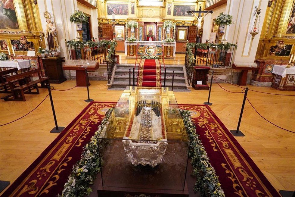 El cuerpo de Santa Teresa de Jesús durante el acto de apertura de veneración pública, en el Convento Padres Carmelitas Descalzos, a 11 de mayo de 2025, en Alba de Tormes, Salamanca, Castilla y León (España).