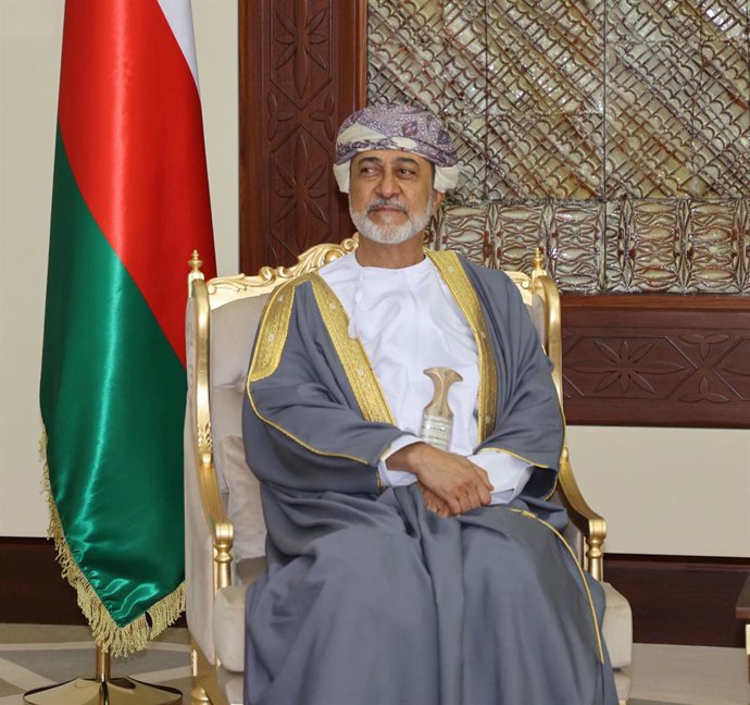 5 de maio de 2025, Argélia, Argélia, Argélia: O Presidente da Argélia, Abdelmadjid Tebboune, recebe o Sultão de Omã, Haitham bin Tariq, em 5 de maio de 2025