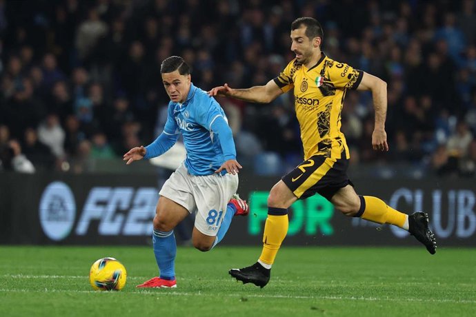 Archivo - Giacomo Raspadori y Henrikh Mkhitaryan en el Nápoles-Inter de Milán de la Serie A