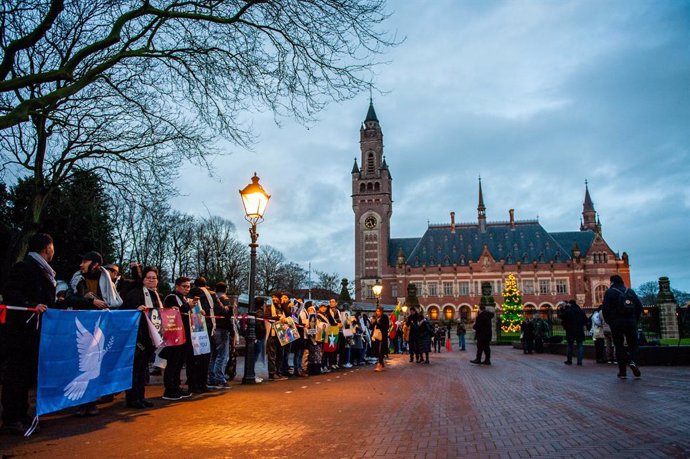 Archivo - December 11, 2019, The Hague, Netherlands: Supporters of Aung San Suu Kyi hold placards outside the International Court of Justice building during the demonstration..Aung San Suu Kyi is scheduled to lead a delegation to the International Court o