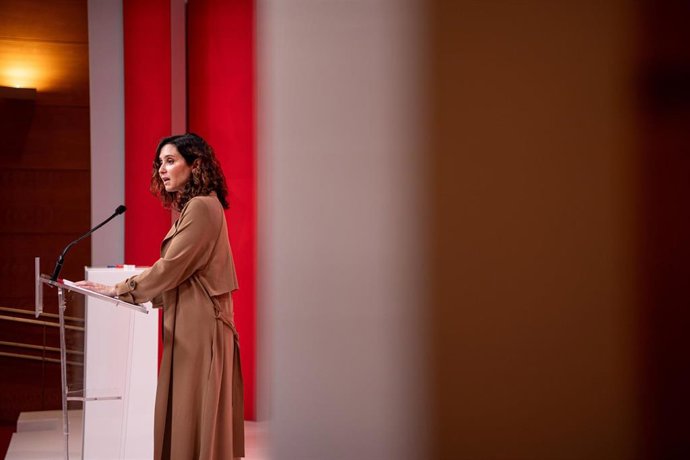 La presidenta de la Comunidad de Madrid, Isabel Díaz Ayuso, interviene durante el acto de firma con los decanos de los colegios de abogados y procuradores, un protocolo de actuación frente a la ocupación ilegal de las viviendas