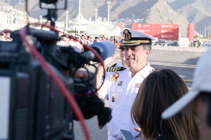 Archivo - El comandante del Buque-Escuela de la Armada 'Juan Sebastián de Elcano', Luis Carreras-Presas do Campo, atiende a los medios con motivo de una escala en la isla como paso previo a partir hacia América, a 17 de enero de 2025, en Santa Cruz de Ten