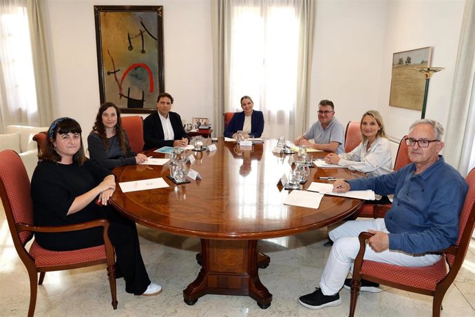 La presidenta del Govern, Marga Prohens, recibe en audiencia a representantes de la Fundación Marilles.
