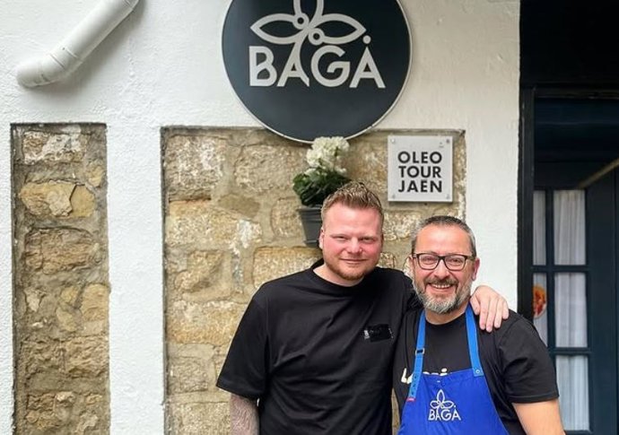 El chef de Bagá, Pedro Sánchez, y el danés Rasmus Munk del restaurante Alchemist, que vuelve a ser elegido el mejor restaurante de Europa en la lista OAD