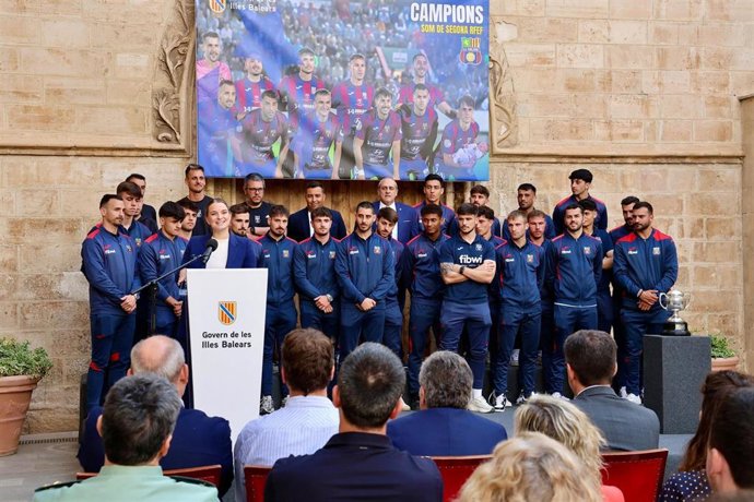 La presidenta del Govern, Marga Prohens, preside el acto de recepción al equipo Unión Deportiva Poblense con motivo de su ascenso a la Segunda RFEF.