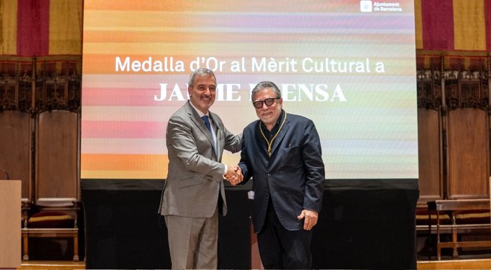 Jaume Collboni entrega la Medalla d'Or al Mèrit Cultural al artista Jaume Plensa.
