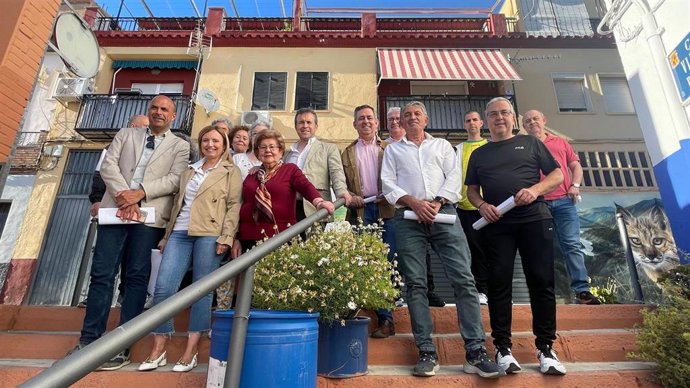 El alcalde, Julio Millán, junto al concejal de Mantenimiento Urbano, Javier Padorno, de Patrimonio, José María Cano, y de Atención y Participación Ciudadana, María del Carmen Angulo, en la reunión con representantes vecinales del barrio de El Almendral.