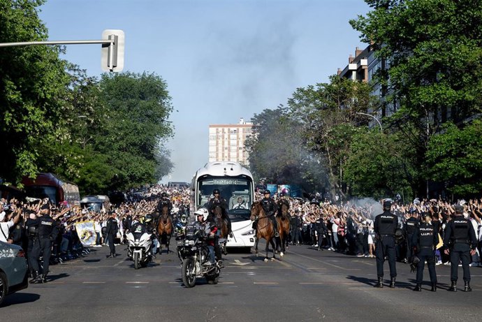Archivo - Agentes de la Policía Nacional crean un cordón de seguridad en los alrededores del Estadio Santiago Bernabéu, a 21 de abril de 2024, en Madrid (España).