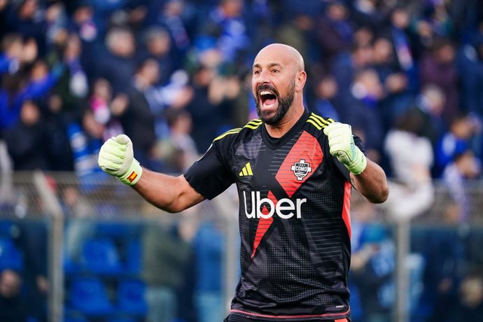Archivo - Pepe Reina (Como 1907) comemora o gol de Yannik Engelhardt (Como 1907) durante a partida de futebol da Série A do campeonato italiano entre Como 1907 e AC Monza em 30 de novembro de 2024 no Stadio Giuseppe Sinigaglia em Como, Itália - Foto Morge