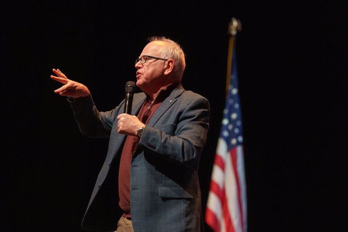Archivo - March 18, 2025, Eau Claire, Wisconsin, USA: Minnesota Governor and former Democratic vice presidential nominee TIM WALZ held a town hall in Eau Claire, WI, on Tuesday, March 18th, to encourage voter turnout for the Wisconsin Supreme Court race. 