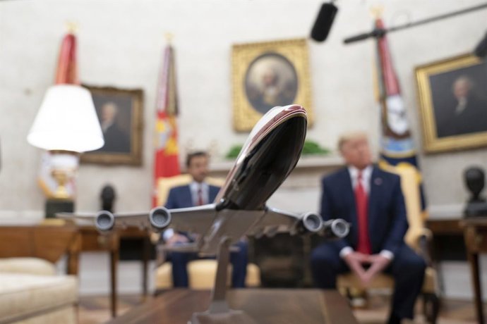 Archivo - 9 de julho de 2019 - Washington, DC, Estados Unidos da América - Um modelo de um Boeing 747 é exibido enquanto o presidente dos EUA, Donald Trump, realiza uma reunião bilateral com o emir do Qatar, Tamin bin Hamad Al Thani, no Salão Oval da Casa