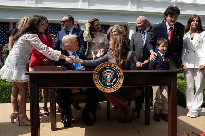 O presidente e a primeira-dama dos EUA, Donald e Melania Trump, na assinatura da lei "Eliminate It Act" contra a pornografia de vingança e imagens explícitas geradas com inteligência artificial.