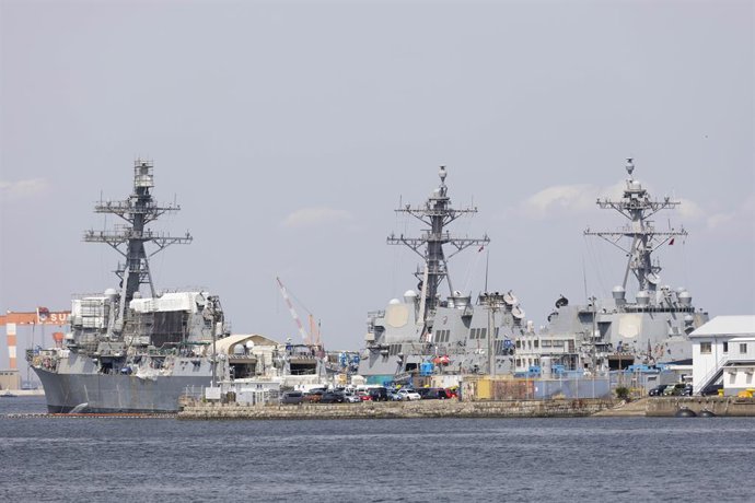 Archivo - Arquivo - 8 de abril de 2025, Yokosuka, Kanagawa, Japão: Navios da Marinha dos EUA vistos na Base Naval. A base naval é uma importante base da Marinha dos EUA localizada na Prefeitura de Kanagawa. A base serve como porto de origem para a aeronav