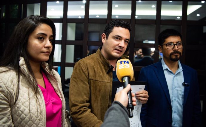 Archivo - El líder de Movimiento Semilla en el Congreso de Guatemala, Samuel Pérez, en el centro de la imagen