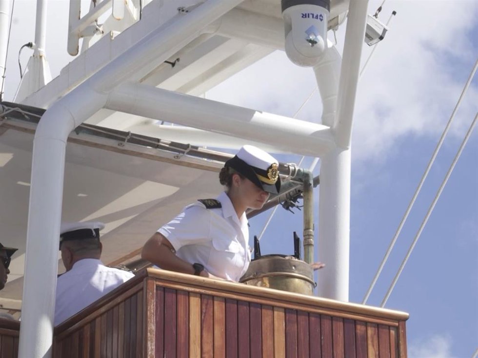 La Princesa Leonor, en la torre de control del Juan Sebastián Elcano a su llegada a Santo Domingo