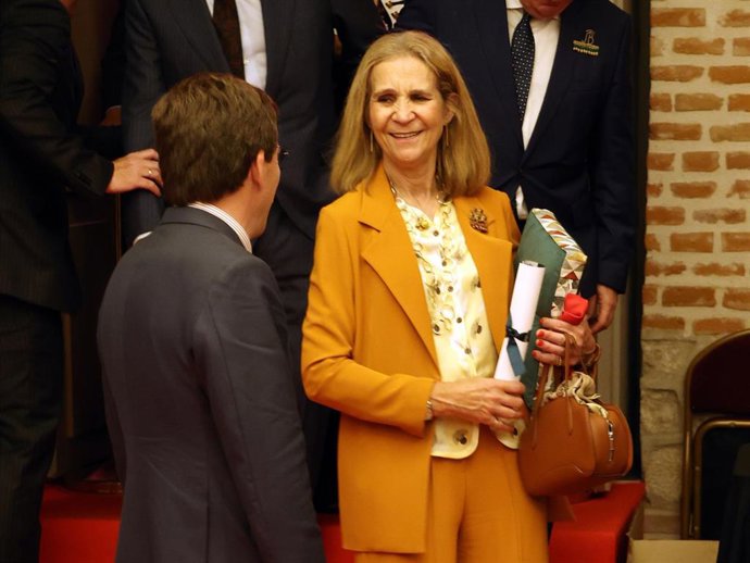 La Infanta Elena de Borbón y José Luis Martínez-Almeida durante la entrega de premios que otorga la Real Unión de Criadores de Toros de Lidia