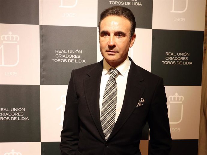 Enrique Ponce recibe el premio compromiso con el toro bravo de la Real Unión de Criadores de Toros de Lidia