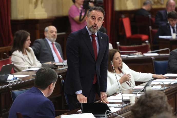 El conseller de vivienda, Territorio y Movilidad, José Luis Mateo, durante una sesión de control al Govern balear, a 20 de mayo de 2025, en Palma de Mallorca, Mallorca, Baleares (España).