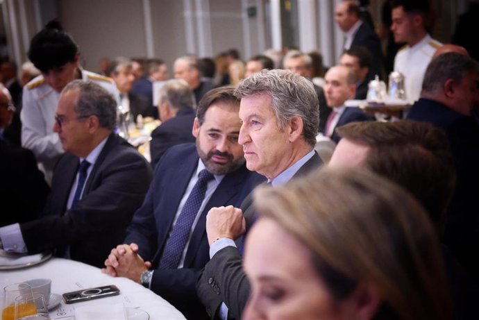 El presidente del PP, Alberto Núñez Feijóo, presenta al presidente del PP de Castilla-la Mancha, Paco Núñez en el desayuno de Nueva Economía Fórum, en el Hotel Ritz, a 20 de mayo de 2025, en Madrid (España).
