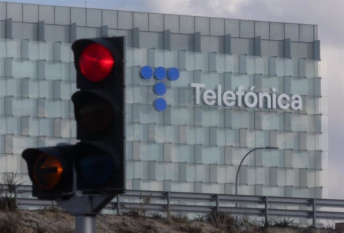 Archivo - Fachada de la sede de Telefónica, en Madrid (España)