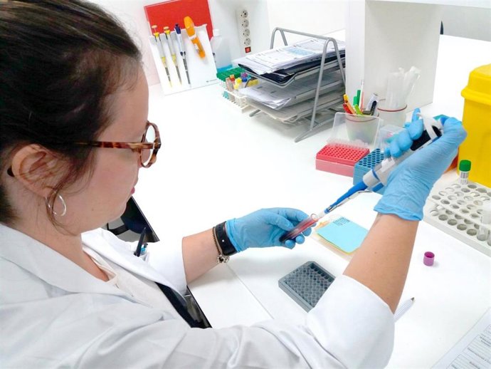 Imagen de recurso de una profesional sanitaria en el Laboratorio de Microbiología.