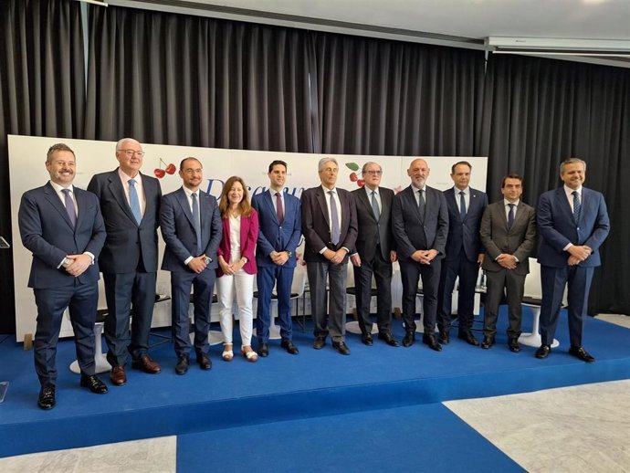 Los seis rectores de las universidades públicas (Complutense, Autónoma, Carlos III, Politécnica, Rey Juan Carlos y Alcalá), junto a los consejeros de Educación, Vivienda y Cultura, al defensor del Pueblo, en Madrid, el 20 de mayo de 2025.