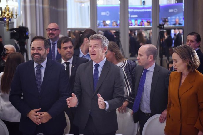 O Presidente do PP, Alberto Núñez Feijóo, apresenta o Presidente do PP de Castilla-la Mancha, Paco Núñez, no café da manhã do New Economy Forum no Ritz Hotel, em 20 de maio de 2025, em Madri (Espanha).