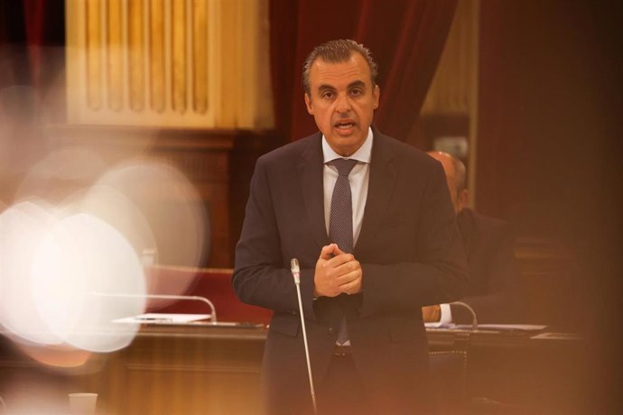Archivo - El conseller de Educación y Universidades, Antoni Vera, en el Parlament.