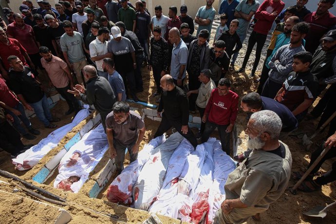 14 de maio de 2025, Jabalia, Faixa de Gaza, Território Palestino: Pessoas enterram corpos de palestinos mortos em vala comum em Jabalia, no norte da Faixa de Gaza, em 14 de maio de 2025: 999008203, Licença: Rights-managed, Restrictions: , Model Release: n