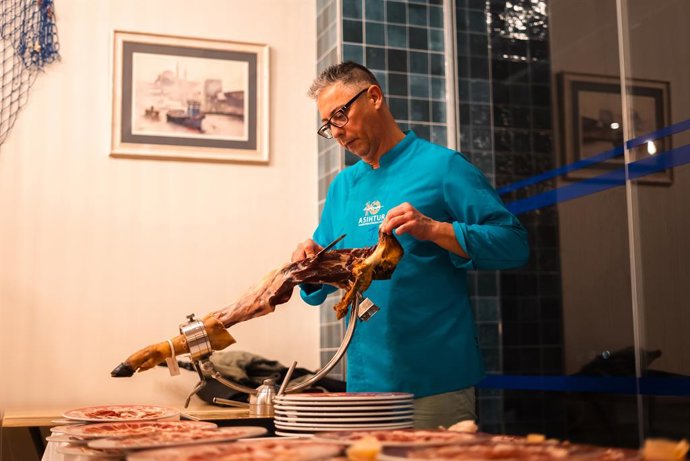 El maestro cortador Antonio González entrenará en Bahía Sur para el Récord Guinness de horas cortando jamón.