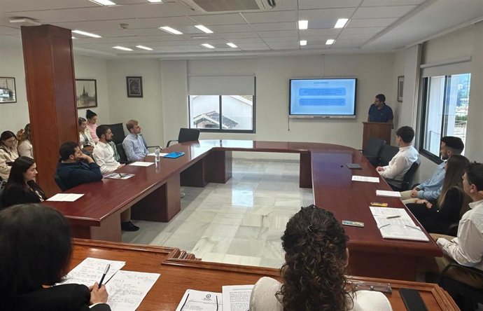 Un alumno durante la exposición de su TFG ante el tribunal