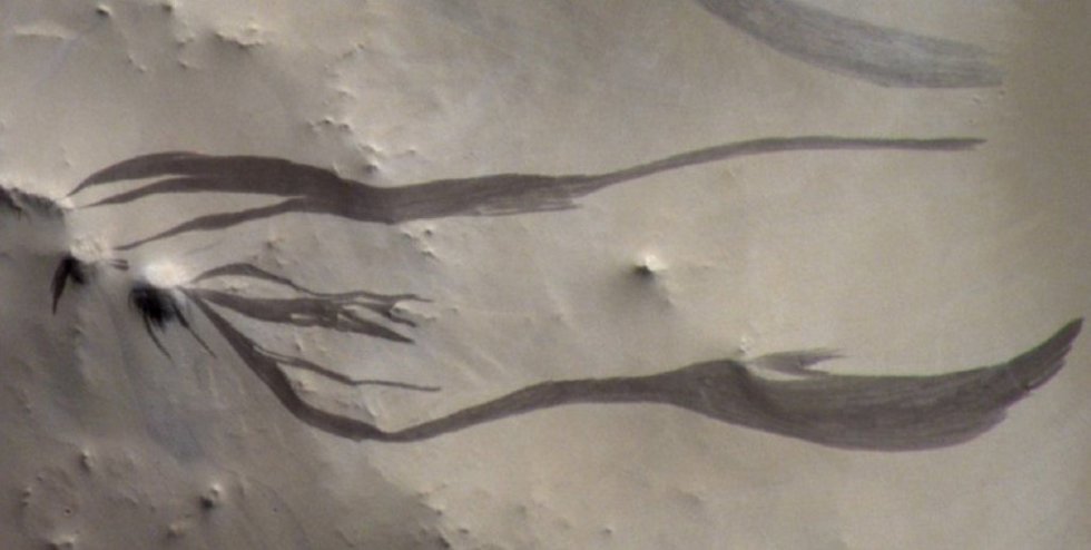La cámara CaSSIS a bordo del Orbitador de Gases Traza ExoMars de la ESA captura franjas oscuras en forma de dedos que se extienden por la polvorienta superficie de Marte en Arabia Terra.