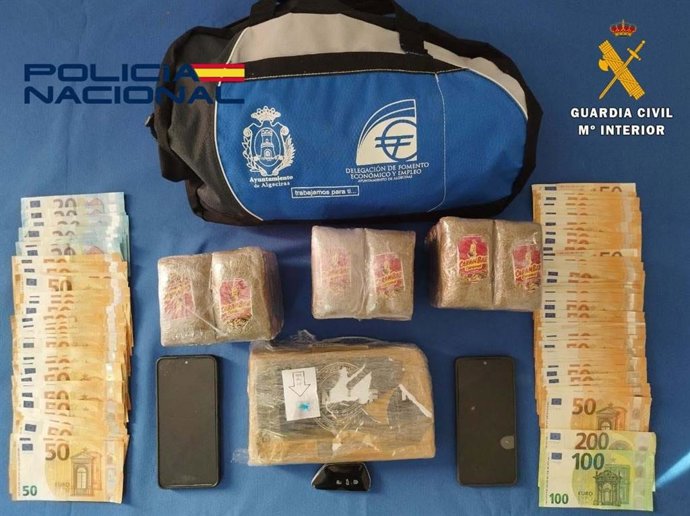 Dinero y drogas intervenidos en la detención del vecino de Montijo.