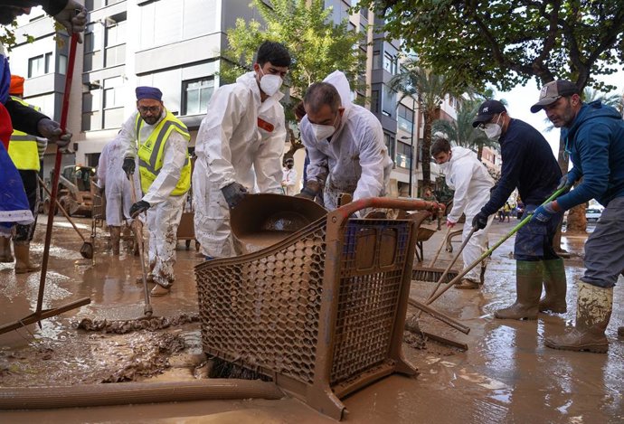 Archivo - Arxiu - Diverses persones realitzen labors de neteja, a 17 de novembre del 2024, a Paiporta, València