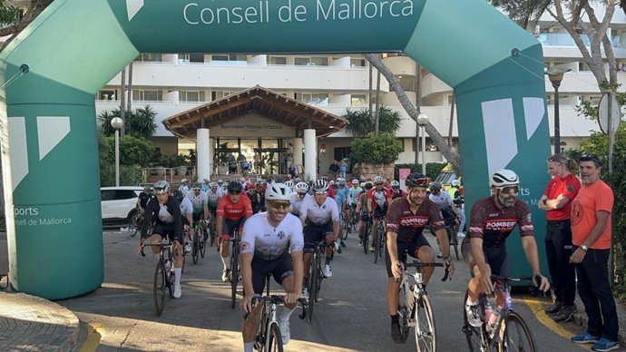 Inicio de la 36ª marcha cicloturística de los cuerpos de bomberos de España en Mallorca.