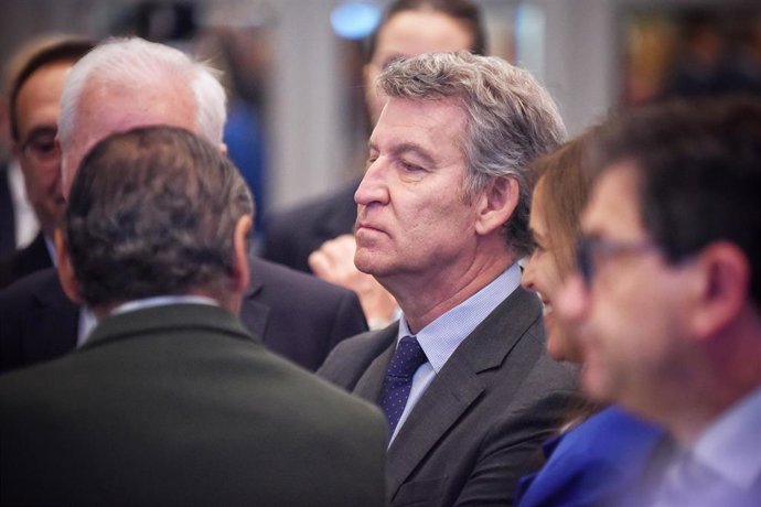 El presidente del PP, Alberto Núñez Feijóo, presenta al presidente del PP de Castilla-la Mancha, Paco Núñez en el desayuno de Nueva Economía Fórum, en el Hotel Ritz, a 20 de mayo de 2025, en Madrid (España).