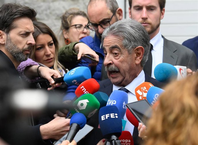 El secretario general del PRC y expresidente de Cantabria, Miguel Ángel Revilla, atiende a los medios antes de la celebración del acto de conciliación