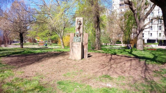 Jesus Guridiaren omenezko bustoa