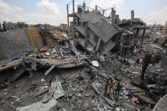 14 de maio de 2025, Jabalia, Faixa de Gaza, Território Palestino: Palestinos inspecionam o local de um ataque israelense a uma casa, em Jabalia, no norte da Faixa de Gaza, em 14 de maio de 2025,Image: 999007596, Licença: Rights-managed, Restrictions: , Mo
