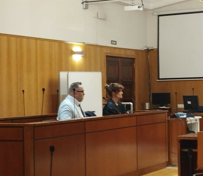 Pacta un año de cárcel por estafar 20.000 euros a una amiga con la excusa de que eran para un "proyecto secreto".