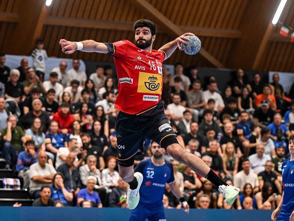 Imanol Garciandia durante un partido de la selección española masculina de balonmano
